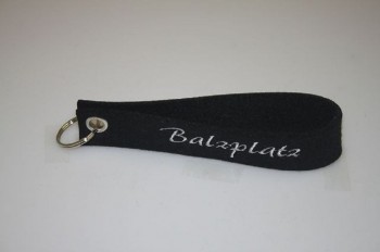 Filz-Schlüsselanhänger mit Stick Balzplatz Gr. ca. 17x3cm 14401 schwarz