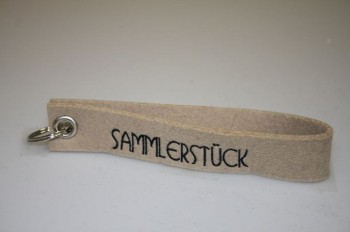 Filz-Schlüsselanhänger mit Stick Sammlerstück Gr. ca. 17x3cm 14409 beige