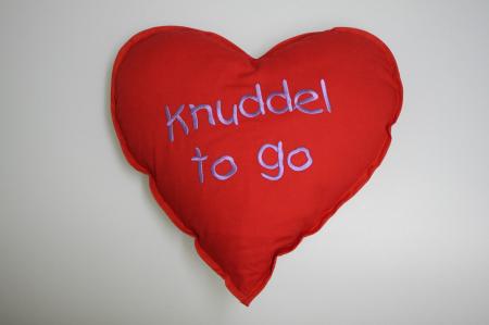 Dekokissen Zierkissen HERZKISSEN mit Einstickung Knuddel to go 11409 Valentinstag Geburtstag Muttertag Vatertag