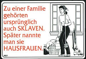 Schmunzelschild - Zu einer Familie... Hausfrauen - 309057 - Gr. 30 x 20 cm - Frauen