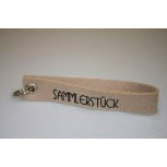 Filz-Schlüsselanhänger mit Stick Sammlerstück Gr. ca. 17x3cm 14409 beige